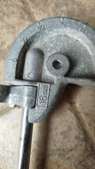 Piegatubi per tubi metallici