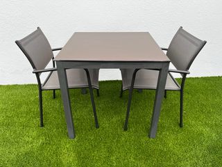 Conjunto mesa y sillas de jardín