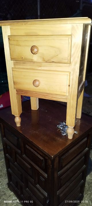 Mesita de noche provenzal de madera 57 alto,32 fon