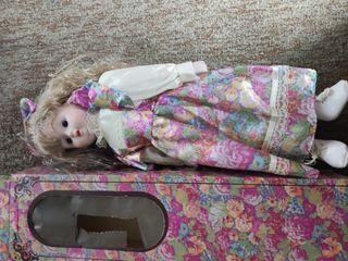 Muñeca de porcelana floral