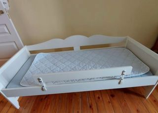 Cama infantil Ikea,  con colchón y barrera