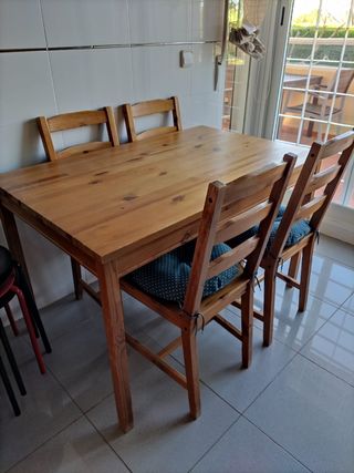 Mesa cocina madera y  4 sillas . Recogida Cartagen