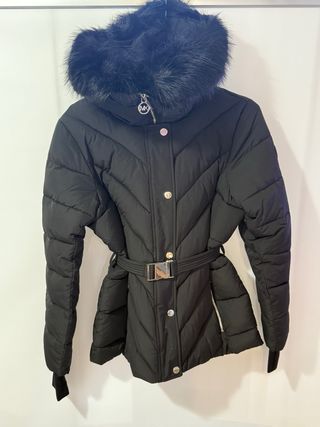 Plumas Michael Kors Negro con Capucha y Cinturón