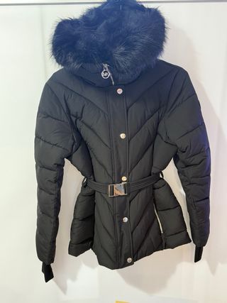 Plumas Michael Kors Negro con Capucha y Cinturón