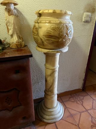 Peana y maceta de alabastro