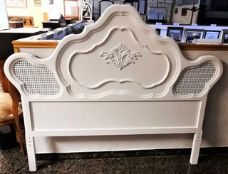 cabecero blanco rejilla y tallas