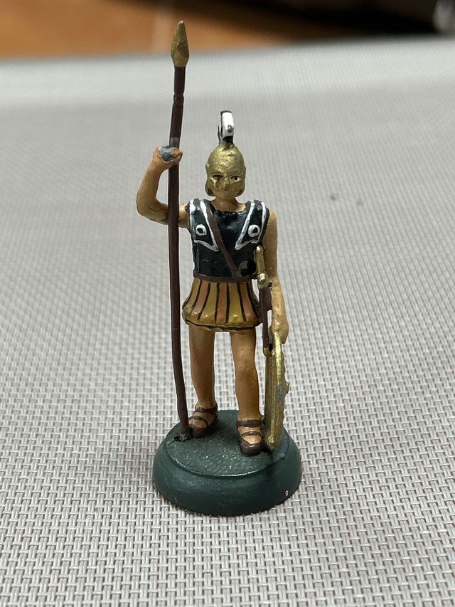 Figura di guerriero greco con lancia e scudo