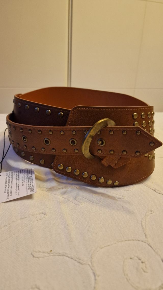 Cinturón tachuelas marrón 90 cm