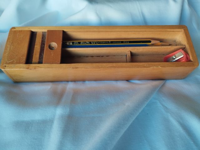 Caja de lápices de madera