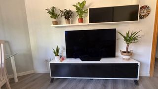 Mueble salón y dos mesas de cristal 