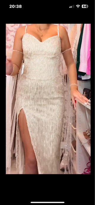 Vestido de fiesta plateado con flecos