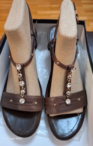 Sandalias Geox Marrón y Dorado con pedrería 