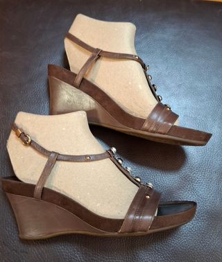 Sandalias Geox Marrón y Dorado con pedrería 