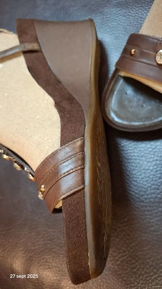 Sandalias Geox Marrón y Dorado con pedrería 