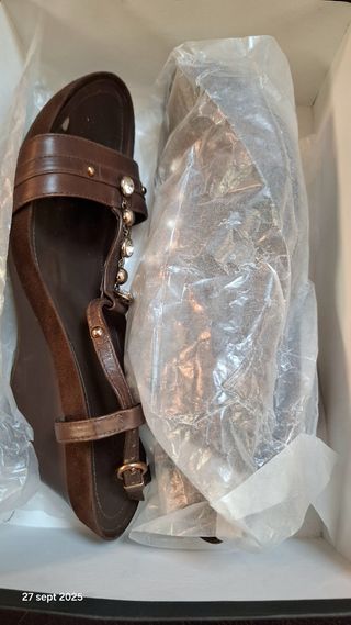 Sandalias Geox Marrón y Dorado con pedrería 