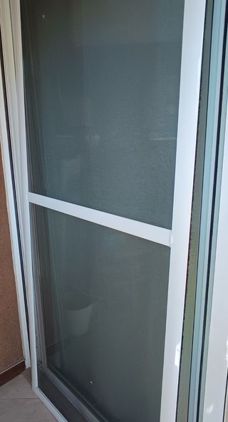 Puerta mosquitera blanca