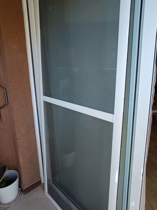 Puerta mosquitera blanca