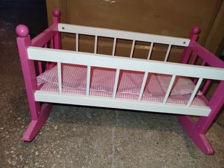Cuna de muñecas rosa y blanca