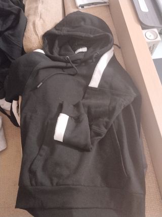 Sudadera con capucha negra y detalles blancos