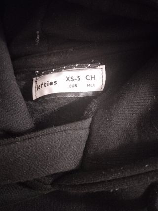 Sudadera con capucha negra y detalles blancos