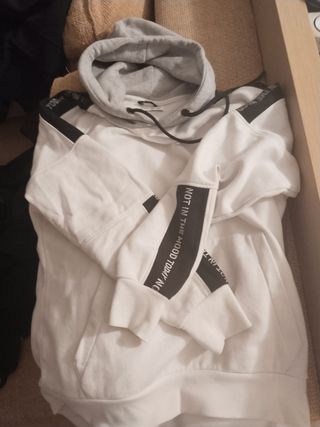 Sudadera con capucha negra y detalles blancos