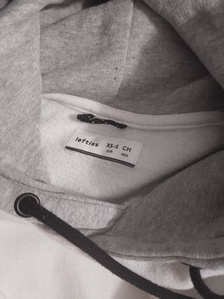 Sudadera con capucha negra y detalles blancos