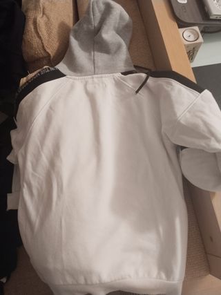 Sudadera con capucha negra y detalles blancos