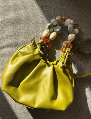 Bolso de fiesta verde con pedrería