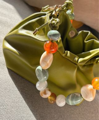 Bolso de fiesta verde con pedrería