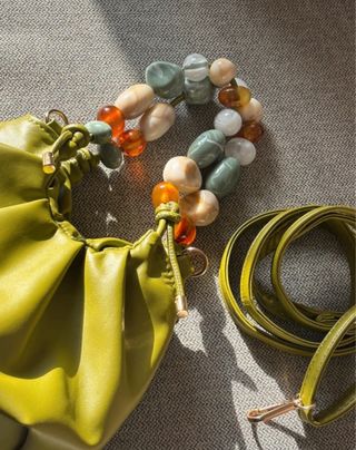 Bolso de fiesta verde con pedrería
