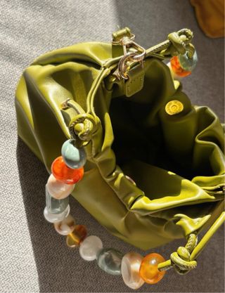 Bolso de fiesta verde con pedrería