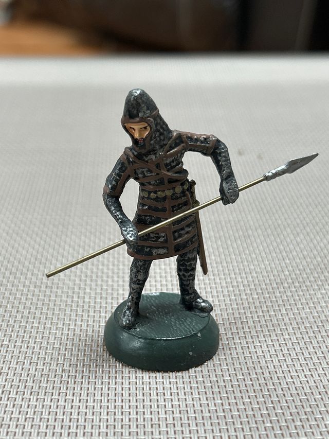 Figura di guerriero con lancia