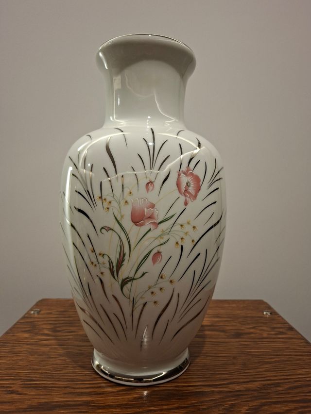 Jarrón de porcelana con incrustaciones de plata