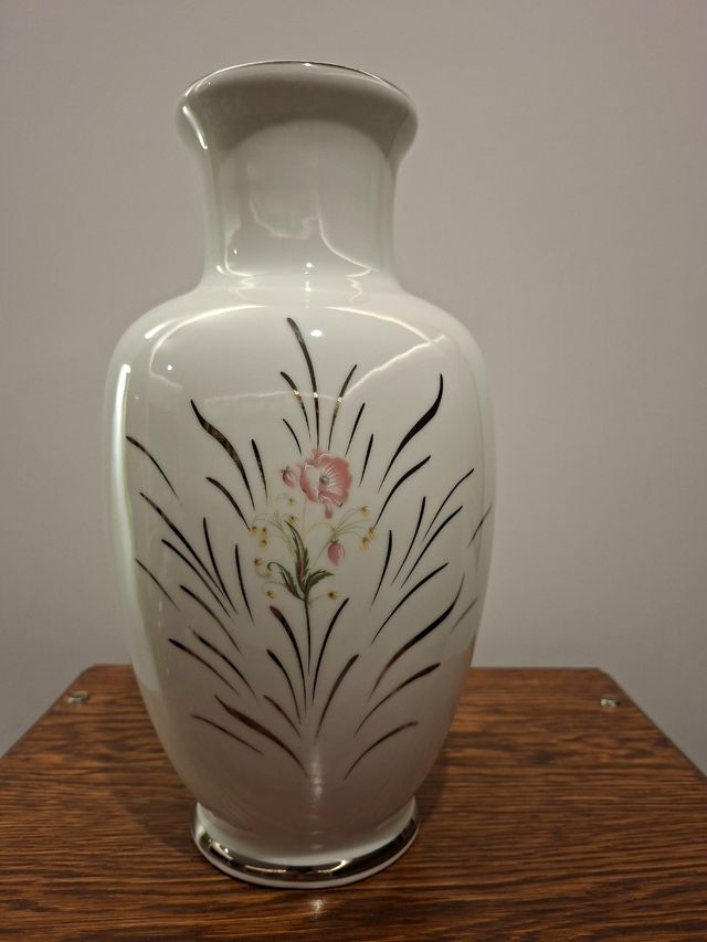 Jarrón de porcelana con incrustaciones de plata