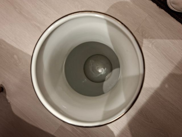 Jarrón de porcelana con incrustaciones de plata