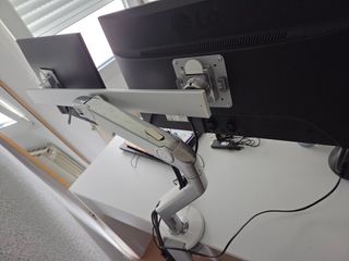 Brazo doble monitor + 1 monitor LG