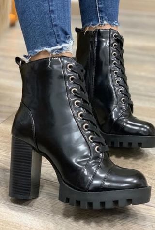 Botines Uterqüe negros con cordones