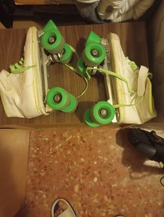 Patines de 4 ruedas blancos y verdes