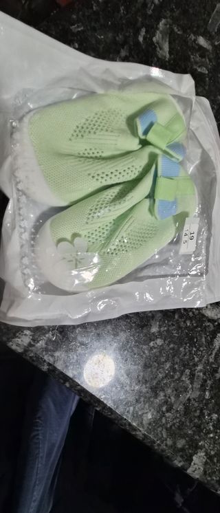 Zapatos de niño verdes y blancos