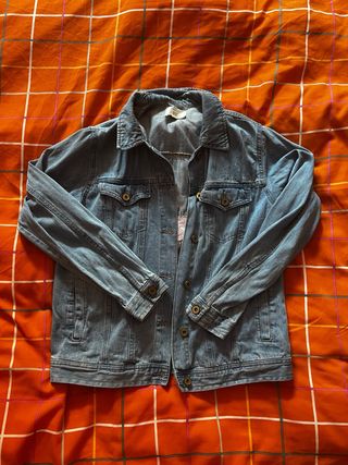 Chaqueta vaquera clásica con bordado en la espalda