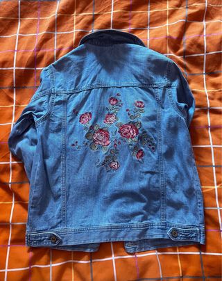Chaqueta vaquera clásica con bordado en la espalda