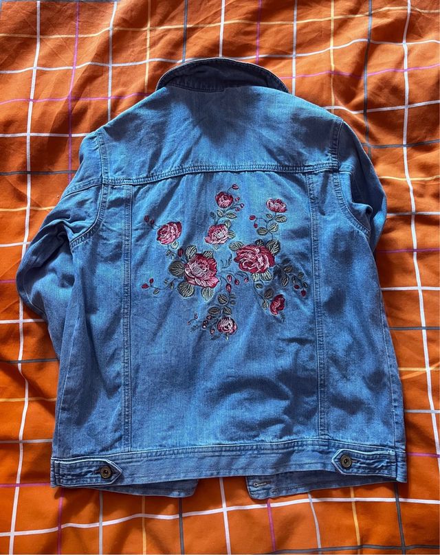 Chaqueta vaquera clásica con bordado en la espalda