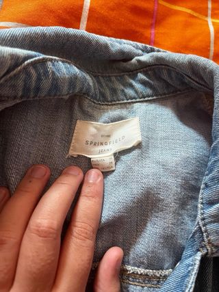 Chaqueta vaquera clásica con bordado en la espalda