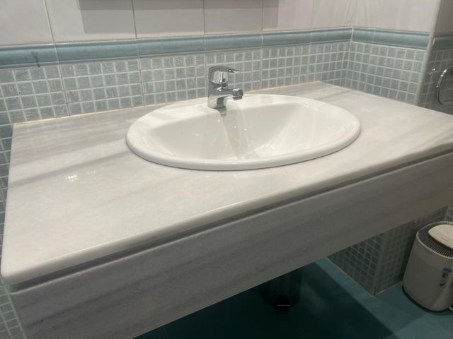 Lavabo de mármol y porcelana