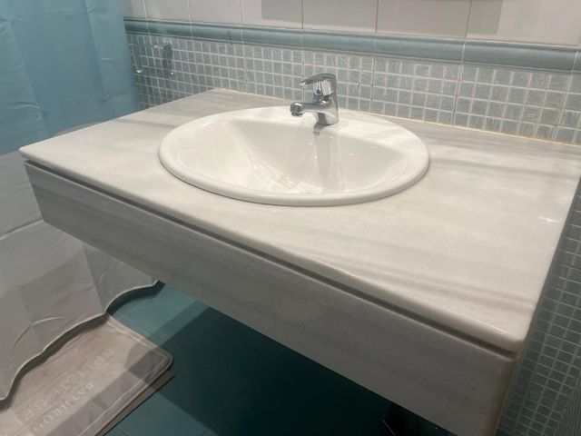 Lavabo de mármol y porcelana