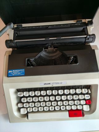 Máquina de escribir Olivetti Lettera 42