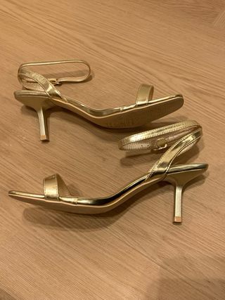 Sandalias doradas tacón bajo