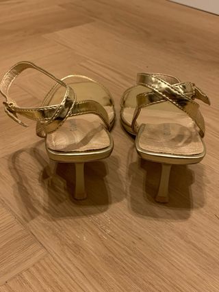 Sandalias doradas tacón bajo