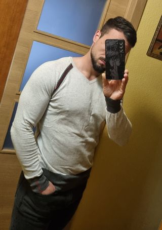 Jersey gris hombre cuello pico
