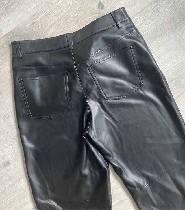 Pantalones polipiel negros de Mango talla 38